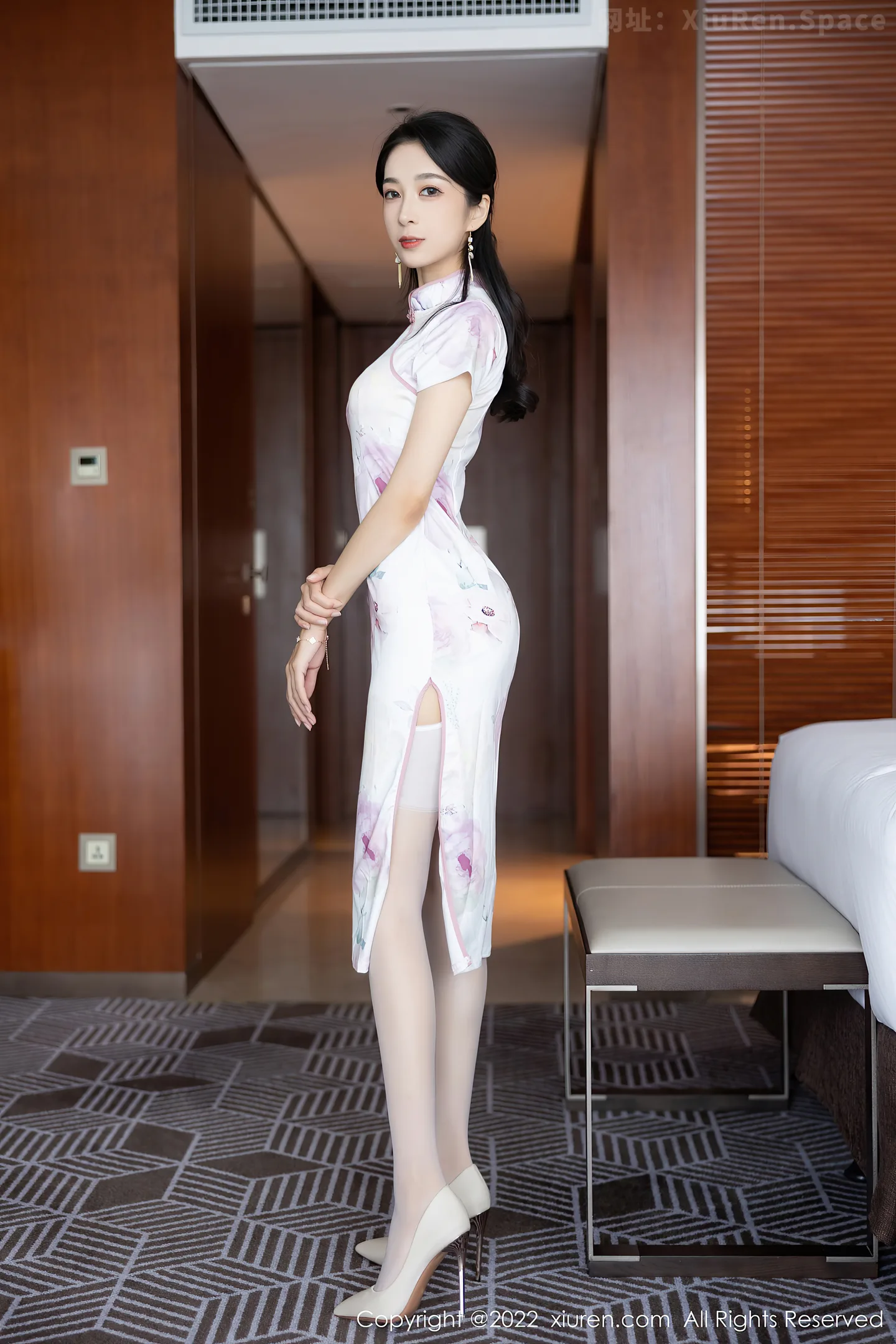 图片[6]-[XiuRen秀人网] VOL.5290 模特林乐一私房脱白色轻透旗袍露性感内衣白丝吊袜诱惑写真74P-秀人网官方网站